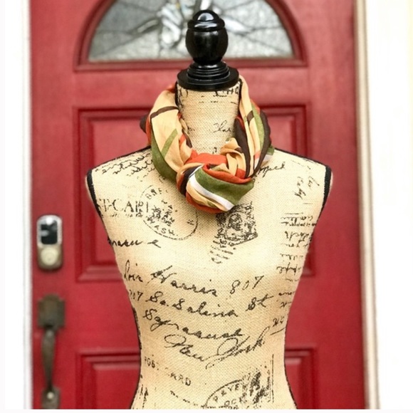 New Women’s Scarf, sarong or coverup - Picture 2 of 5